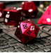 Sarkans metāla RPG kauliņu komplekts ar ziedu motīviem un melniem cipariem uz akmens tekstūras fona.