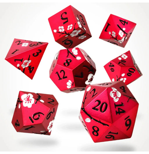 Sarkans metāla RPG kauliņu komplekts ar melniem cipariem un baltiem ķiršu ziedu rakstiem galda spēlēm.