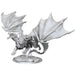 Nekrāsota D&D Chimera miniatūra no plastmasas ar trim galvām, spārniem un detalizētu pamatni galda spēlēm.