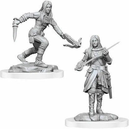 Divas nekrāsotas pelēkas plastmasas D&D miniatūras: puscilvēka zagle ar arbaletu, dunci un zobenu uz apaļām pamatnēm.