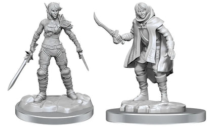 Divas pelēkas plastmasas D&D miniatūras: elfes un pusaudža zagļa figūras ar ieročiem uz apaļām pamatnēm.