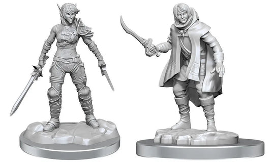 Divas pelēkas plastmasas D&D miniatūras: elfes un pusaudža zagļa figūras ar ieročiem uz apaļām pamatnēm.