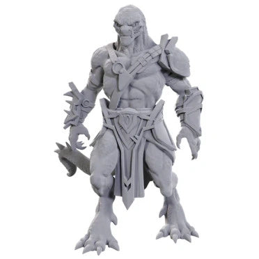 Nekrāsota pelēka Draconian Mastermind miniatūra no plastmasas ar detalizētām bruņām un asti D&D galda spēlei.