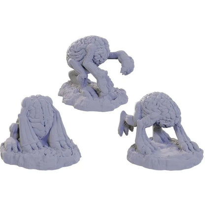 Trīs nekrāsotas Intellect Devourer miniatūras no pelēkas plastmasas ar detalizētu smadzeņu tekstūru uz apaļām pamatnēm.