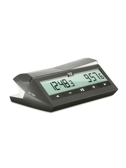 Melns DGT 1500 digitālais šaha pulkstenis ar skaidru LCD ekrānu, kas rāda laiku ar sekunžu desmitdaļām un vadības pogām.