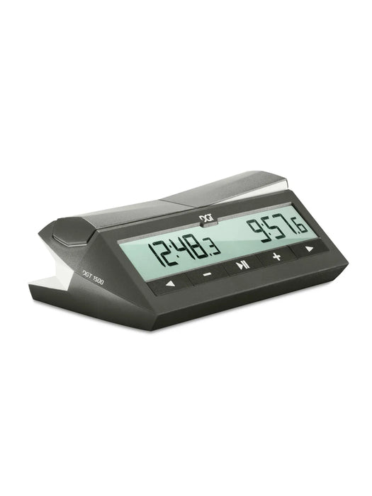 Melns DGT 1500 digitālais šaha pulkstenis ar skaidru LCD ekrānu, kas rāda laiku ar sekunžu desmitdaļām un vadības pogām.
