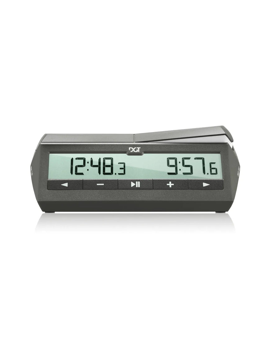 Pelēks DGT 1500 digitālais šaha pulkstenis ar skaidru LCD displeju, kas rāda sekunžu desmitdaļas un vadības pogām.