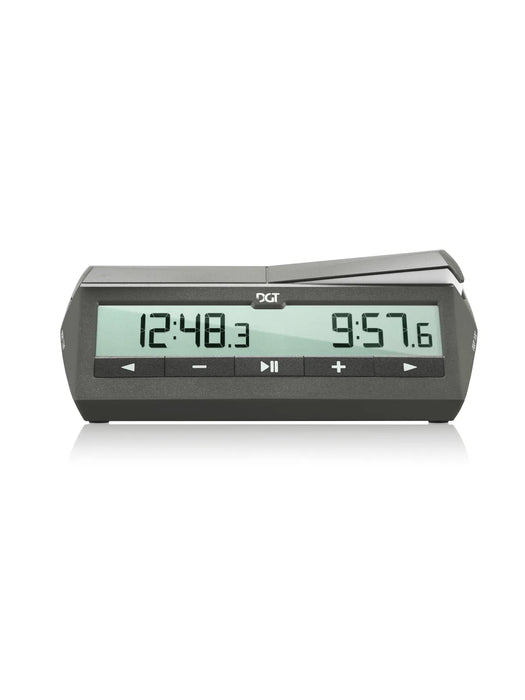 Pelēks DGT 1500 digitālais šaha pulkstenis ar skaidru LCD displeju, kas rāda sekunžu desmitdaļas un vadības pogām.