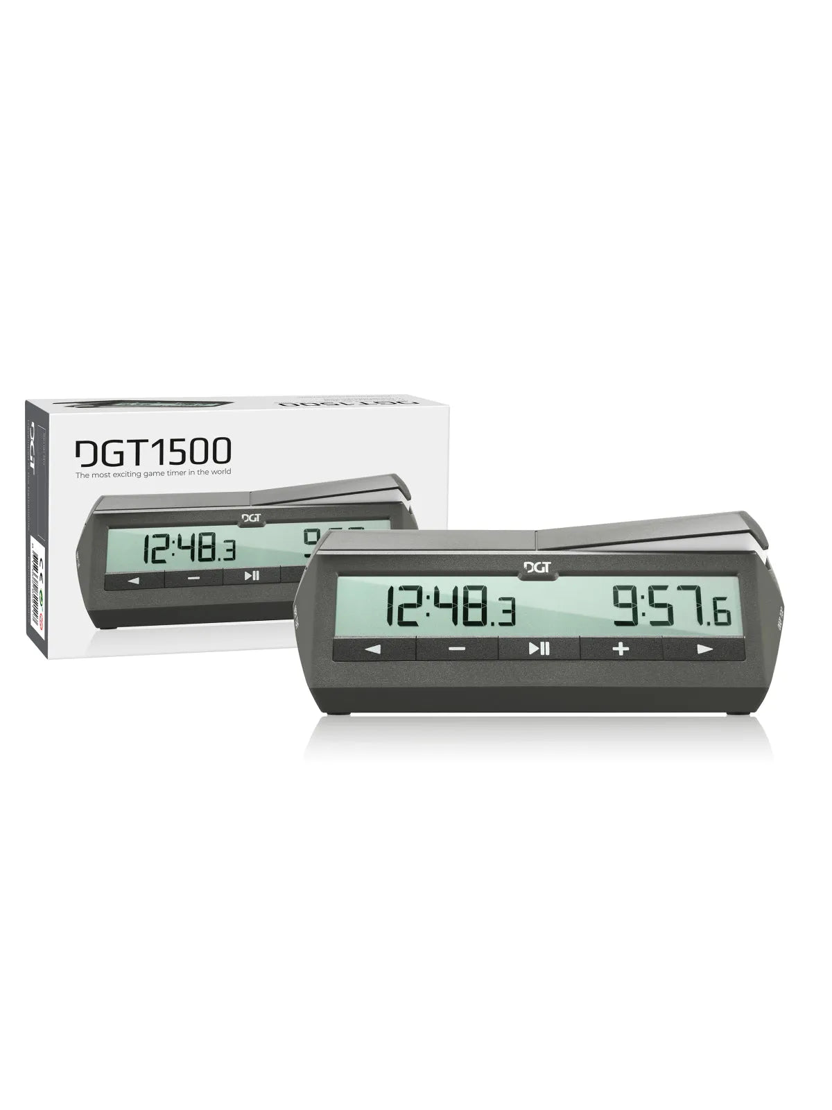 Pelēks DGT 1500 digitālais šaha pulkstenis ar skaidru LCD ekrānu un vadības pogām uz iepakojuma kastes fona.