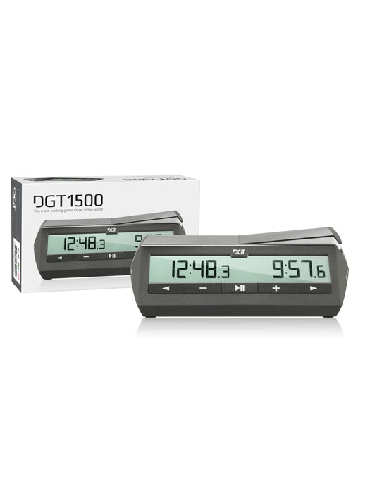 Pelēks DGT 1500 digitālais šaha pulkstenis ar skaidru LCD ekrānu un vadības pogām uz iepakojuma kastes fona.