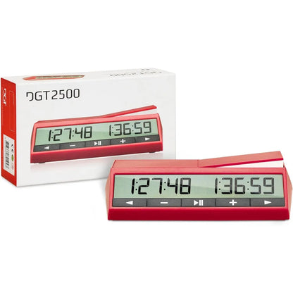 Sarkans DGT 2500 digitālais šaha pulkstenis ar skaidru LCD ekrānu, vadības pogām un oficiālo iepakojuma kasti.