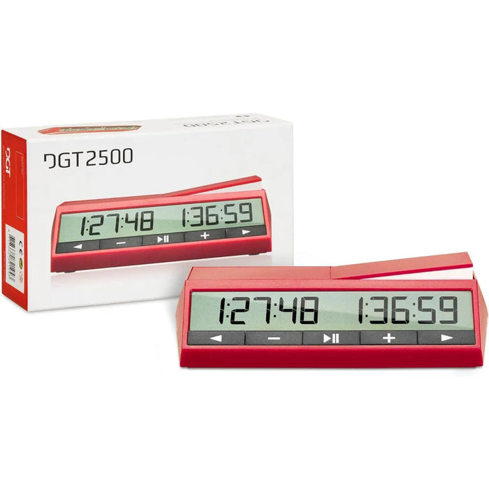 Sarkans DGT 2500 digitālais šaha pulkstenis ar skaidru LCD ekrānu, vadības pogām un oficiālo iepakojuma kasti.