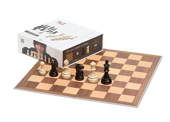 DGT Chess Starter Box ar salokāmu laminētu kartona galdiņu un plastmasas šaha figūrām 86 mm karaļa augstumā.