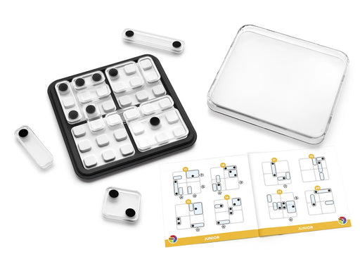 Dice Deduction loģikas spēle ar melniem un caurspīdīgiem plastmasas elementiem, spēles laukumu, vāku un uzdevumu grāmatiņu.
