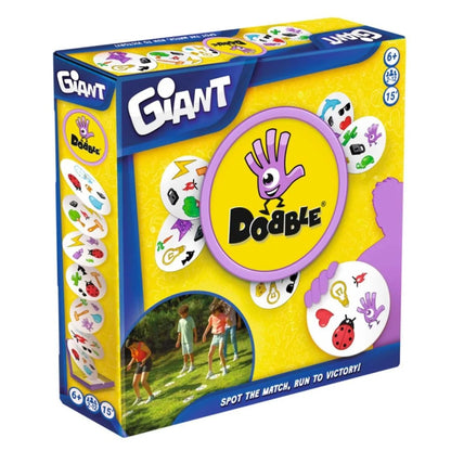 Dobble Giant spēles kaste ar lielām apaļām kārtīm un bērniem, kas spēlē aktīvu āra spēli uz zālāja.