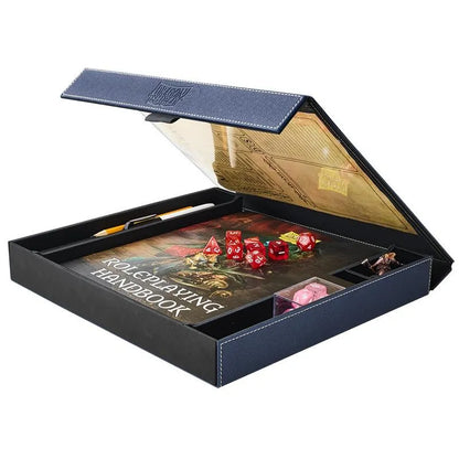 Tumši zils Dragon Shield spēlētāja komplekts ar nodalījumiem kauliņiem, zīmuli un galda spēļu piederumiem.