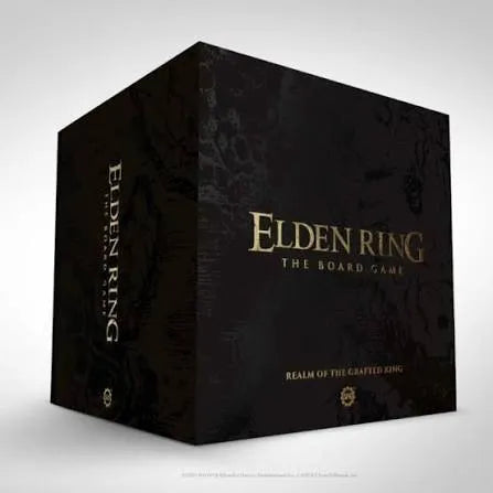 Elden Ring galda spēles melna kaste ar zeltītu logotipu un teksturētu dizainu, kas demonstrē spēles komplekta iepakojumu.