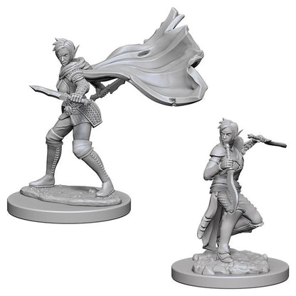 Nekrāsota plastmasas elfa rogas miniatūra ar diviem dunčiem un plīvojošu apmetni galda spēlei Pathfinder.