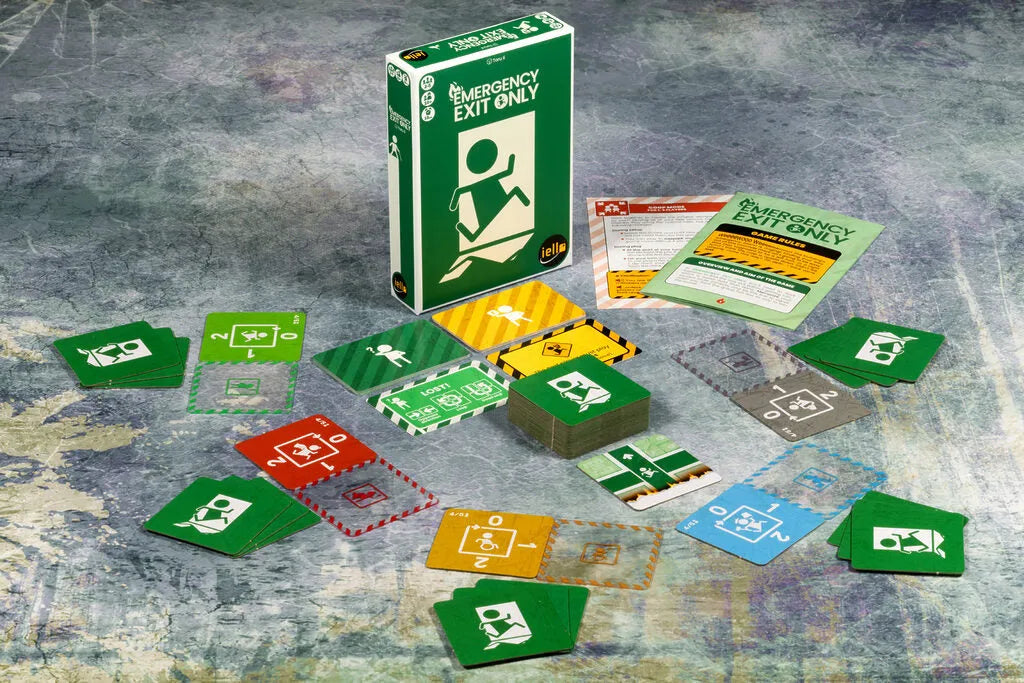 Galda spēle Emergency Exit Only ar zaļu kasti, krāsainām spēļu kārtīm un angļu valodas instrukciju uz pelēka fona.