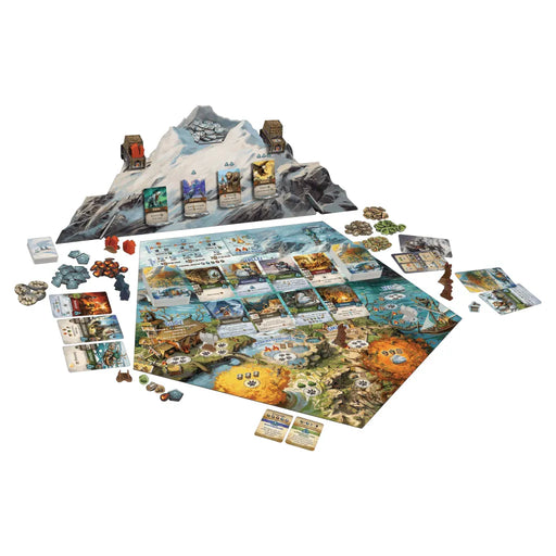 Everdell Silverfrost galda spēles komplekts ar sniegotu kalnu, krāsainu spēles laukumu, kārtīm un koka figūriņām uz balta fona.