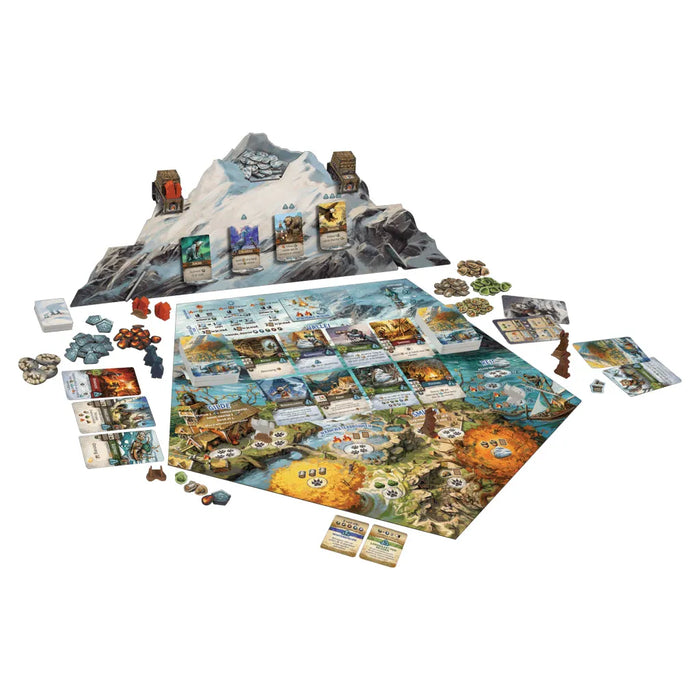 Everdell Silverfrost galda spēles komplekts ar sniegotu kalnu, krāsainu spēles laukumu, kārtīm un koka figūriņām uz balta fona.