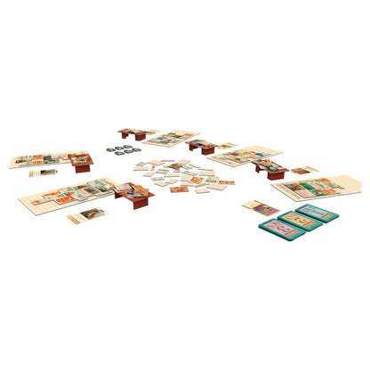 Fit to Print galda spēles elementi: krāsainas avīžu lauciņu kartītes, miniatūri galdiņi un spēles laukumi uz balta fona.