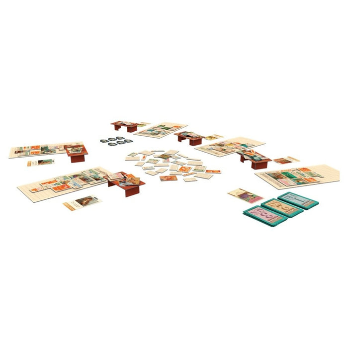 Fit to Print galda spēles elementi: krāsainas avīžu lauciņu kartītes, miniatūri galdiņi un spēles laukumi uz balta fona.