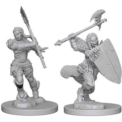 Pelēkas plastmasas puscilvēka barbares miniatūras ar cirvi, šķēpu un vairogu Pathfinder galda spēlei.