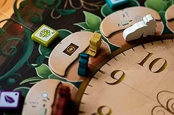 Hickory Dickory galda spēles elements ar koka pulksteņa ciparnīcu, krāsainām figūriņām un spēles žetoniem uz zaļa fona.
