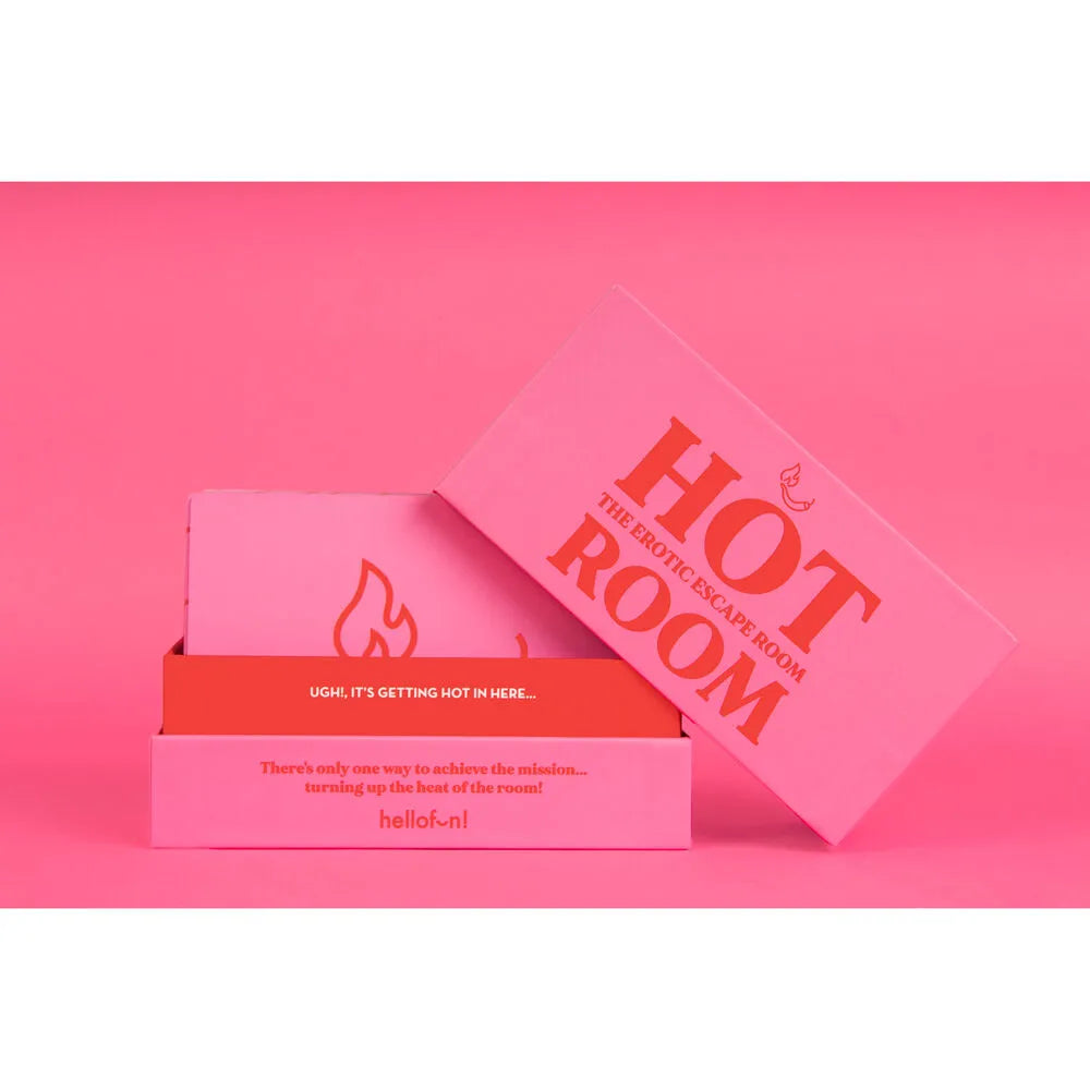 Atvērta rozā Hot Room galda spēles kaste ar sarkaniem uzrakstiem un ugunīgu dizainu uz koša fona.