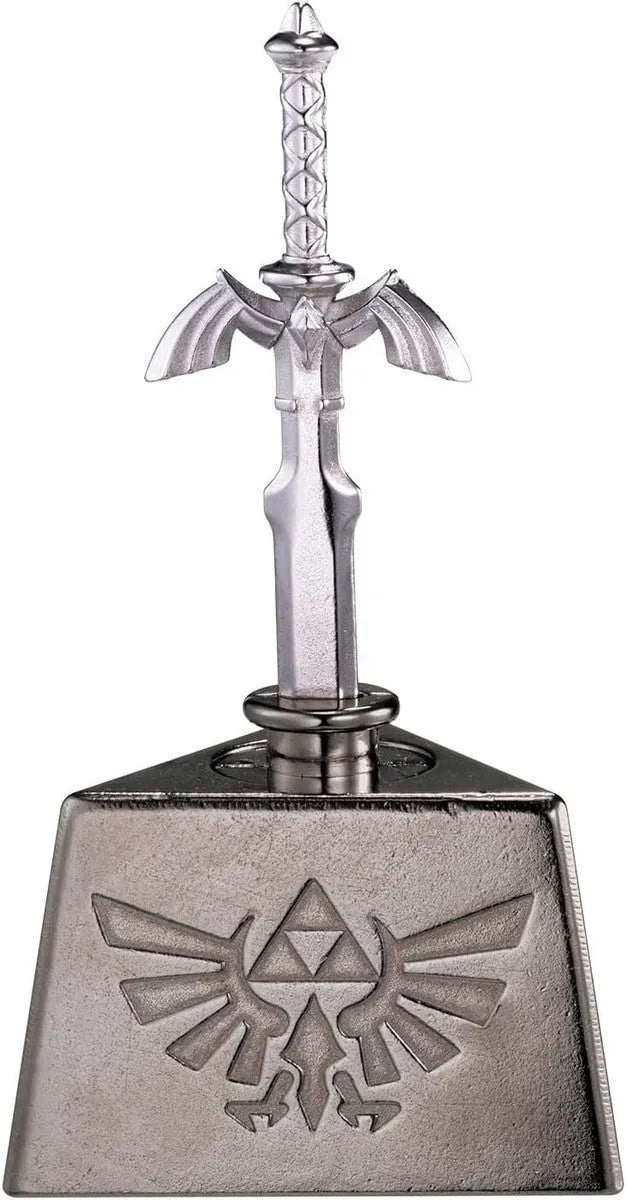Sudrabota metāla Huzzle Zelda Master Sword prāta spēle ar iegravētu Triforce simbolu uz pamatnes.