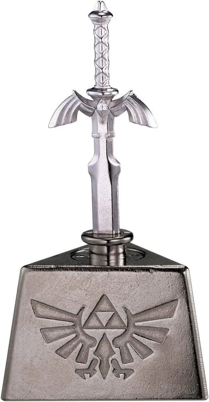 Sudrabota metāla Huzzle Zelda Master Sword prāta spēle ar iegravētu Triforce simbolu uz pamatnes.