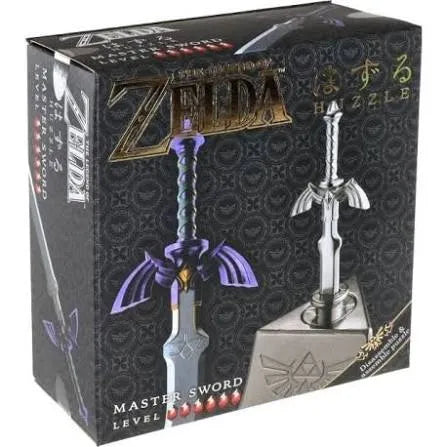 Huzzle Zelda Master Sword metāla prāta spēle iepakojumā ar sudrabotu zobena figūru uz pamatnes.