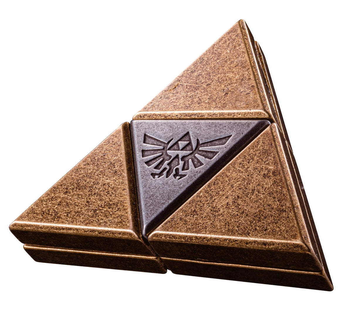 Metāla prāta spēle Huzzle Zelda Triforce antīkā bronzas tonī ar iegravētu Hyrule simbolu trīsstūrveida formā.