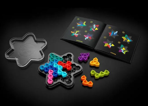 IQ Deluxe Star loģikas spēle ar krāsainiem ģeometriskiem plastmasas elementiem zvaigznes formas pamatnē un uzdevumu grāmatiņu.