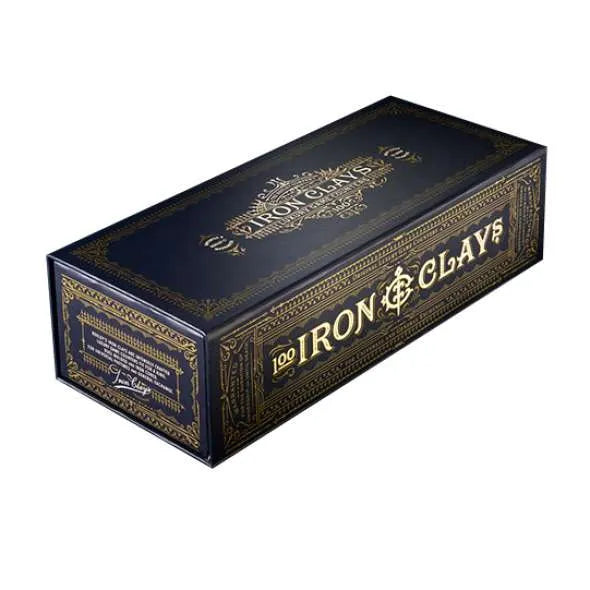 Eleganta melna Iron Clays 100 galda spēļu žetonu kaste ar zeltītiem rotājumiem un uzrakstiem.