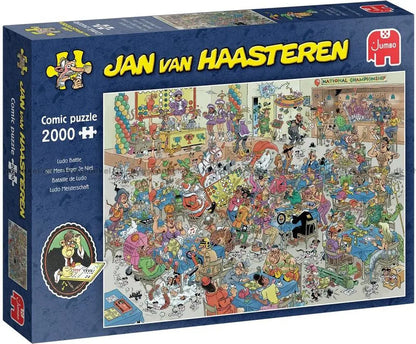 Jan van Haasteren Ludo Battle 2000 gabalu puzle ar krāsainu, detalizētu komiksu stila ilustrāciju zilā iepakojumā.