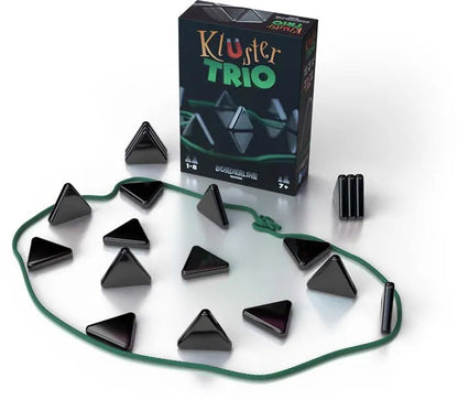 Kluster Trio galda spēle ar melniem magnētiskiem trīsstūra akmeņiem un zaļu auklu spēles laukuma iezīmēšanai.