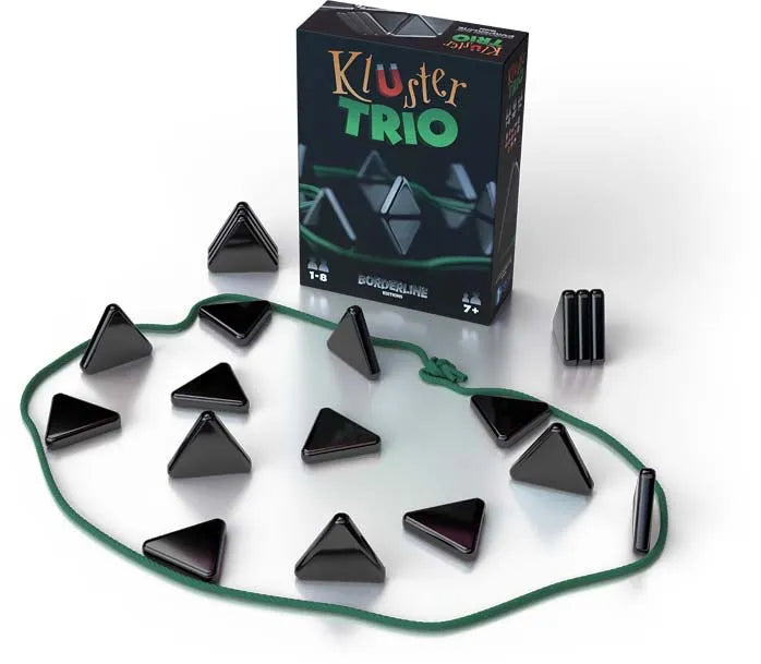 Kluster Trio galda spēle ar melniem magnētiskiem trīsstūra akmeņiem un zaļu auklu spēles laukuma iezīmēšanai.