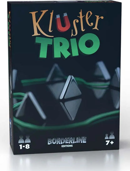Kluster Trio galda spēles kaste ar melnu fonu, zaļu auklu un trīsstūrveida magnētiskajiem akmeņiem.