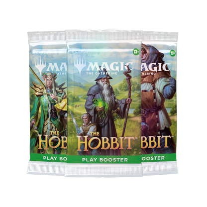 Trīs Magic: The Gathering The Hobbit spēļu karšu paciņas ar elfu, Gendalfa un lāčcilvēka ilustrācijām.