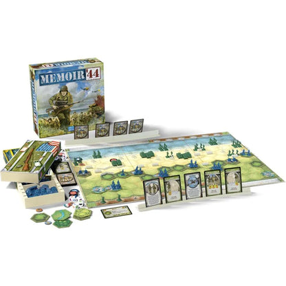 Memoir '44 galda spēles komplekts ar kartona laukumu, plastmasas karavīru figūriņām, kārtīm un spēles kasti.