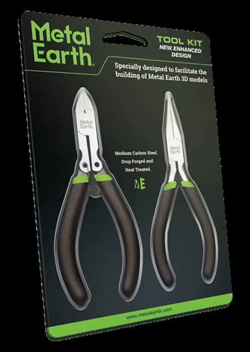 Metal Earth 2-daļīgs instrumentu komplekts 3D modeļu montāžai ar melniem rokturiem un zaļiem akcentiem uz iepakojuma.