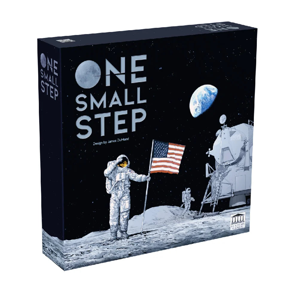 Galda spēles One Small Step kaste ar kosmonautu, ASV karogu un Mēness nolaišanās moduli uz tumša zvaigžņota fona.