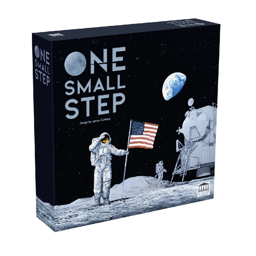 Galda spēles One Small Step kaste ar kosmonautu, ASV karogu un Mēness nolaišanās moduli uz tumša zvaigžņota fona.