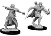 Divas pelēkas Pathfinder miniatūras: pusselfs lokšāvējs ar zobenu un tēls kaujas pozā uz apaļām pamatnēm.