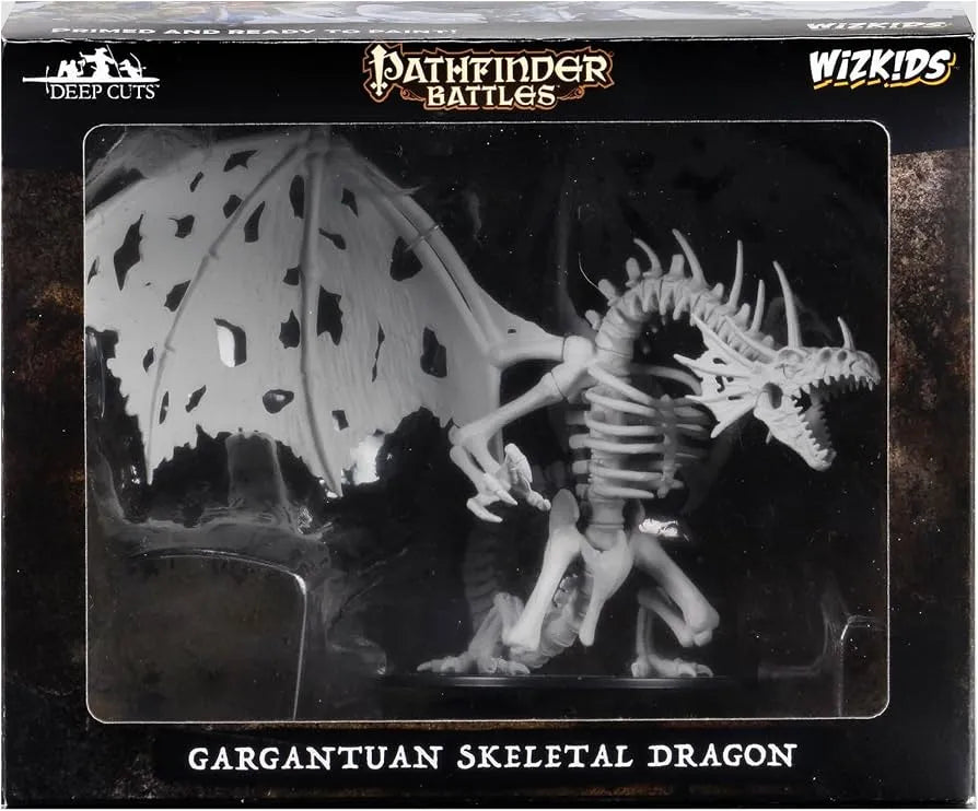 Gargantuan izmēra nekrāsota skeleta pūķa miniatūra no Pathfinder Deep Cuts sērijas iepakojumā.
