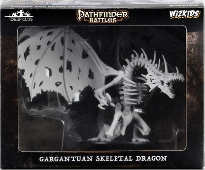 Gargantuan izmēra nekrāsota skeleta pūķa miniatūra no Pathfinder Deep Cuts sērijas iepakojumā.