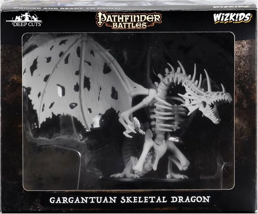 Gargantuan izmēra nekrāsota skeleta pūķa miniatūra no Pathfinder Deep Cuts sērijas iepakojumā.