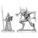 Nekrāsotas Pathfinder miniatūras: dēmonologs ar šķēpu un grāmatu un biedējošs Vloriak dēmons uz apaļām pamatnēm.
